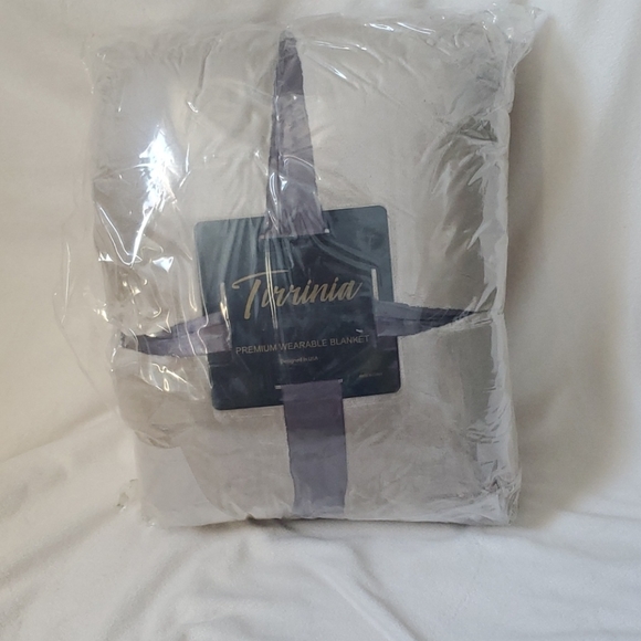 Deluxe sherpa wearable throw blanket - Picture 3 of 4